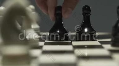用白色和黑色<strong>棋子</strong>特写棋盘.. 在紧张的比赛中，对手拿一个<strong>棋子</strong>。